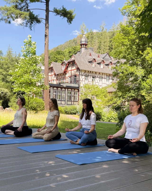 🇩🇪 YOGA IM FREIEN ☀️🌳  Erleben Sie die wohltuende Wirkung von Yoga inmitten der Natur!  Bei schönem Wetter laden wir Sie herzlich ein, Ihre Yogaeinheit unter freiem Himmel zu genießen – auf unserem neuen Yoga-Deck. Umgeben von frischer Luft, sanften Klängen der Natur und wärmenden Sonnenstrahlen entsteht ein ganz besonderes Ambiente, das Körper und Geist in Einklang bringt. Unsere erfahrenen Yoga-Lehrer begleiten Sie mit sanften Übungen und individueller Anleitung.  🌿 Genießen Sie diese kleine Auszeit im Grünen!  👉 Buchen Sie jetzt Ihren Ayurveda-Aufenthalt bei uns über den Link in Bio!  ✦✧✦✧  🇬🇧 OUTDOOR YOGA ☀️🌳  Experience the soothing effects of yoga surrounded by nature!  When the weather is nice, we cordially invite you to enjoy yoga session outdoors on our new yoga deck. Surrounded by fresh air, the gentle sounds of nature and warm sunshine, a very special atmosphere creates harmony between body and mind. Our experienced yoga teachers will guide you through gentle exercises and provide individual instruction.  🌿 Enjoy this little break in the great outdoors!  👉 Book your Ayurveda stay with us now via the link in bio!  • • • • • • • •  #ayurvedaparkschlösschen #ayurvedaparkschloesschen #ayurvedalifestyle #ayurvedadeutschland #ayurvedahotel #panchakarma #hotelinspiration #wellnesshotel #hotelstaff #yogahotel #yogabreak #yogapause #yogaayurveda #yogaretreat #privateyogaretreat #mosel #trabentrarbach