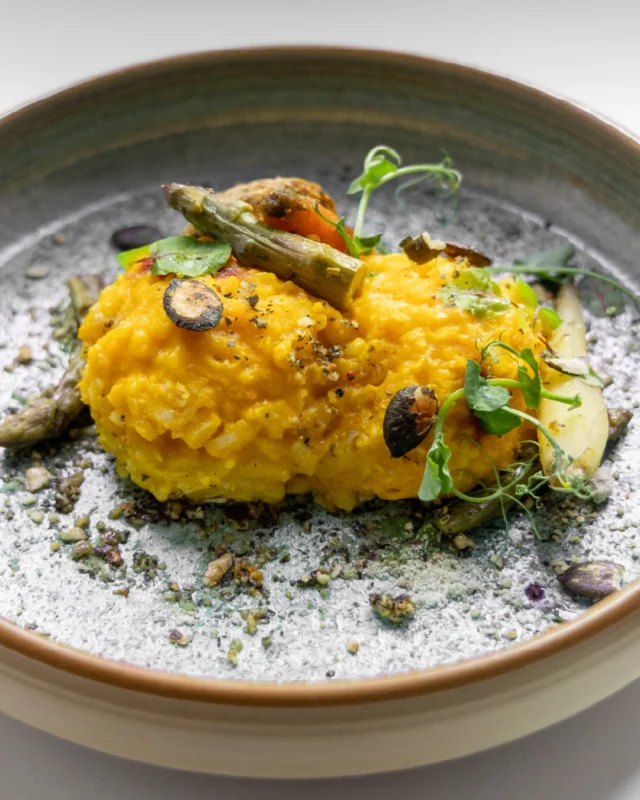 🇩🇪 REZEPT: Kürbisrisotto 🍲  Dieses Kürbisrisotto verbindet Hokkaidokürbis, aromatische Gewürze und einen Hauch Safran zu einem wärmenden Wohlfühlgericht. Einfach in der Zubereitung, bringt es mit wenigen Handgriffen herbstliche Aromen auf den Teller. Perfekt für alle, die gesund genießen und sich gleichzeitig etwas Besonderes gönnen möchten.  👉 Kommentieren Sie "KÜRBISRISOTTO" und wir senden Ihnen einen Link zu unseren Rezept!  ✦✧✦✧  🇬🇧 RECIPE: Pumpkin risotto 🍲  This pumpkin risotto combines Hokkaido pumpkin, aromatic spices, and a hint of saffron to create a warming, comforting dish. Easy to prepare, it brings autumnal flavors to your plate in just a few simple steps. Perfect for anyone who wants to enjoy healthy food while treating themselves to something seasonal and special.  👉 Comment "PUMPKIN RISOTTO" and we'll send you a link to our recipe!  • • • • • • • •  #ayurvedaparkschlösschen #ayurvedaparkschloesschen #ayurvedalifestyle #ayurvedadeutschland #ayurvedahotel #ayurvedarecipe #ayurvedarezept #pumpkinrecipe #herbstrezept #fallrecipe #kürbisrisotto #pumpkinrisotto